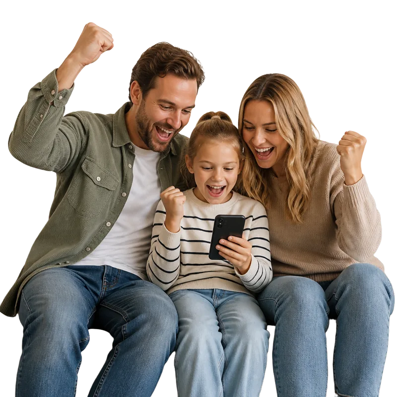 Een gezin juicht samen terwijl ze op hun telefoon de uitslag van de wedstrijd bekijken